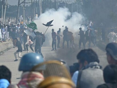 Kashmiri youths throwing stones