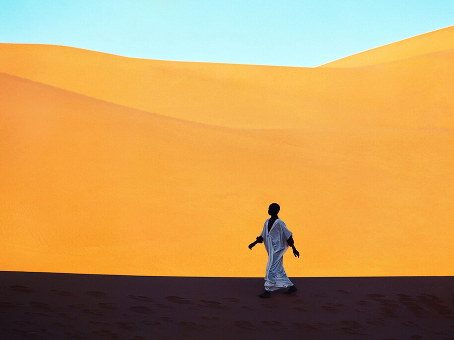 Kazuyoshi Nomachi, Sahara,
Un ragazzo attraversa una valle di dune,
Kerzaz, Algeria 1972 © Kazuyoshi Nomachi
