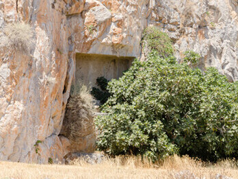 Safo es la primera mujer de la que tenemos constancia de su obra poética.
Antigua tumba excavada en la roca, Santorini, Grecia