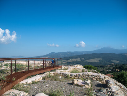 Pasarela en la fortaleza Aldobrandesca, Valle de Orcia, Italia