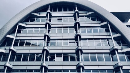 L'architecte britannique Nicholas Grimshaw a été chargé des travaux de construction de la « Ludwig Erhard Haus », célèbre immeuble du quartier huppé de Charlottenburg