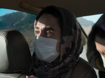 Scena tratta dal trailer del film "Il seme del fico sacro". Mahsa Rostami (Rezvan). Le scene in esterna del film sono state girate fuori Teheran, Iran, altre sono immagini di repertorio