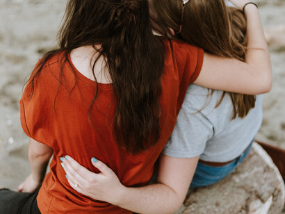 Abbraccio e conforto da una persona cara. Empatia: quando qualcuno mostra empatia nei nostri confronti, dobbiamo riconoscerlo apprezzarlo 