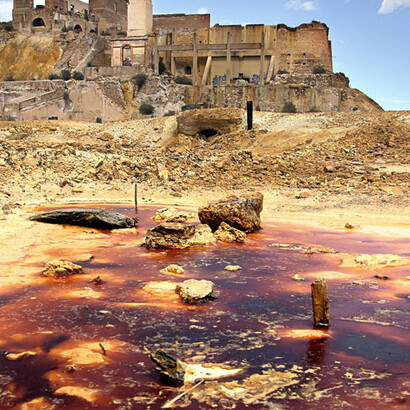 Unos pocos se enriquecerían y después los organismos internacionales ayudarían a paliar los impactos medioambientales con el dinero de los impuestos de ciudadanías que no tenían participaciones en las empresas mineras