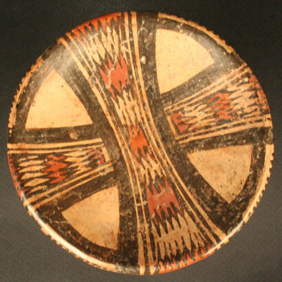 Plato polícromo con pedestal

Materiales: Cerámica

Clásico 600- 900 d.C.

Medidas: 83mm de alto