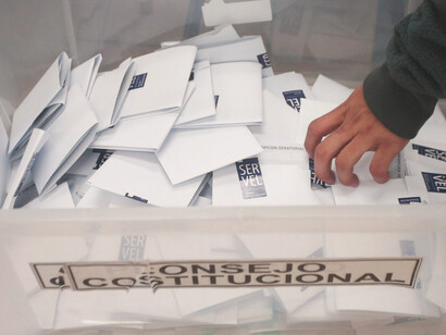 Mesa de votación en las elecciones del 7 de mayo de 2023 para el Consejo Constitucional en Chile