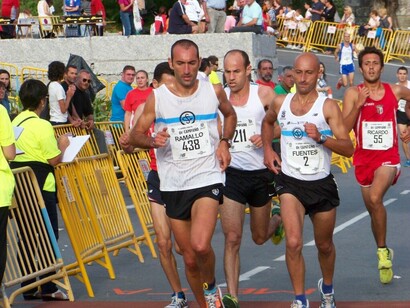 Pasando ante los jueces en una carrera popular