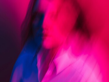 Comprendere il narcisismo significa andare oltre le etichette e osservare le dinamiche nel tempo