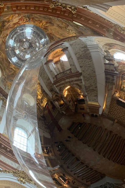 Blick vom Innenraum zum Deckenfresko von Johann Michael Rottmayr vorbei an der Installation „Aerocene“ von Tómas Saraceno © Mario Bogisch