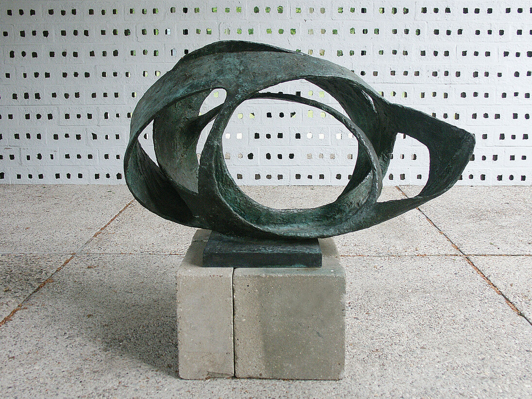 Barbara Hepworth, Oval Form (Trezion), 1961-63, Bronze, 940 x 1440 x 870 mm, Aberdeen Art Gallery and Museums Collections © Bowness, Hepworth Estate
