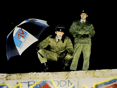 Soldaten an der Berliner Mauer