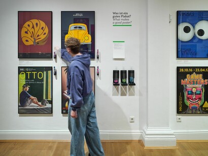 Verschiedene künstler, Wer bist du? Ausstellungsansicht. Mit freundlicher genehmigung des Museums für Kunst und Gewerbe Hamburg