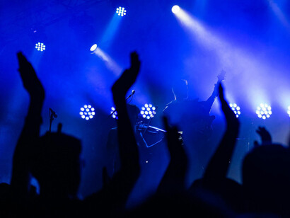 Amigos curtem show juntos de sua banda favorita sem celulares ou gravações