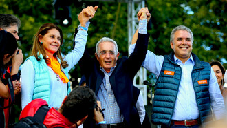 Álvaro Uribe (centro) con Marta Lucía Ramírez (vicepresidenta de Colombia) e Iván Duque