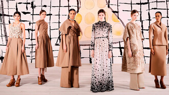 Modelos vestem alta cotura Dior pela estilista Maria Grazia, coleção Outono-Inverno 2023-2024