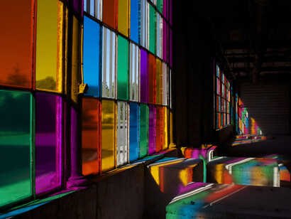 Daniel Buren, Vitrage pour Sainte-Marie, lavoro in situ, giugno 2012, Parigi, France, vinile adesivo colorato, vinile adesivo bianco e nero largo 8,7 cm, pittura bianca, Courtesy the artist and GALLERIA CONTINUA, San Gimignano / Beijing / Les Moulins, Photo Alicia Luxem © Daniel Buren/ADAGP, Paris