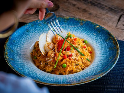 Frutos do mar e temperos se combinam em uma receita que valoriza cores, aromas e texturas. Cada ingrediente acrescenta uma camada de história ao momento vivido à mesa