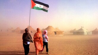 Refugiados en los campamentos de Tinduf con una bandera saharaui