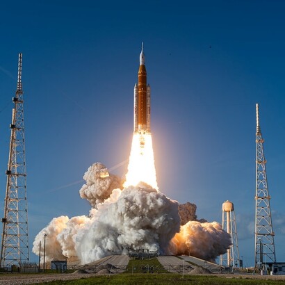 Il comandante Reid Wiseman, il pilota Victor Glover e la specialista di missione Christina Koch della NASA, insieme allo specialista di missione Jeremy Hansen della CSA (Agenzia spaziale canadese), compiranno un'orbita intorno alla Luna per poi tornare sulla Terra nel corso della loro missione della durata di circa 10 giorni. Crediti fotografici: (NASA/John Kraus