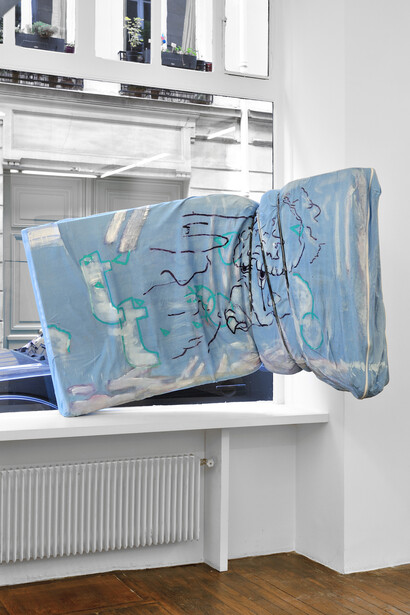 Jean-Alain Corre, Métro bondage (dinosaure), 2015, Matelas, peinture acrylique, acier, câbles électriques, 113 x 90 x 144 cm, Photo : Rebecca Fanuele, Courtesy galerie Thomas Bernard-Cortex Athletico