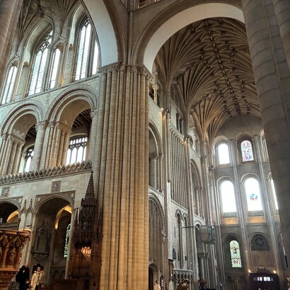Interno della cattedrale di Norwich, UK. Foto di Flavius Roversi
