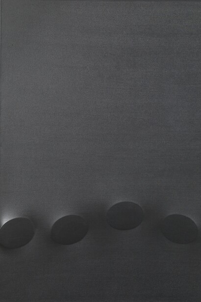 Turi Simeti, Cinque ovali neri, 2007, Acrylique sur toile extroflexe, 120 x 100 cm, Courtesy Tornabuoni Art