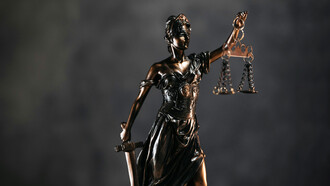 El Lenguaje Claro (LC) se caracteriza por su accesibilidad y comprensibilidad, buscando eliminar la complejidad innecesaria y utilizando expresiones sencillas