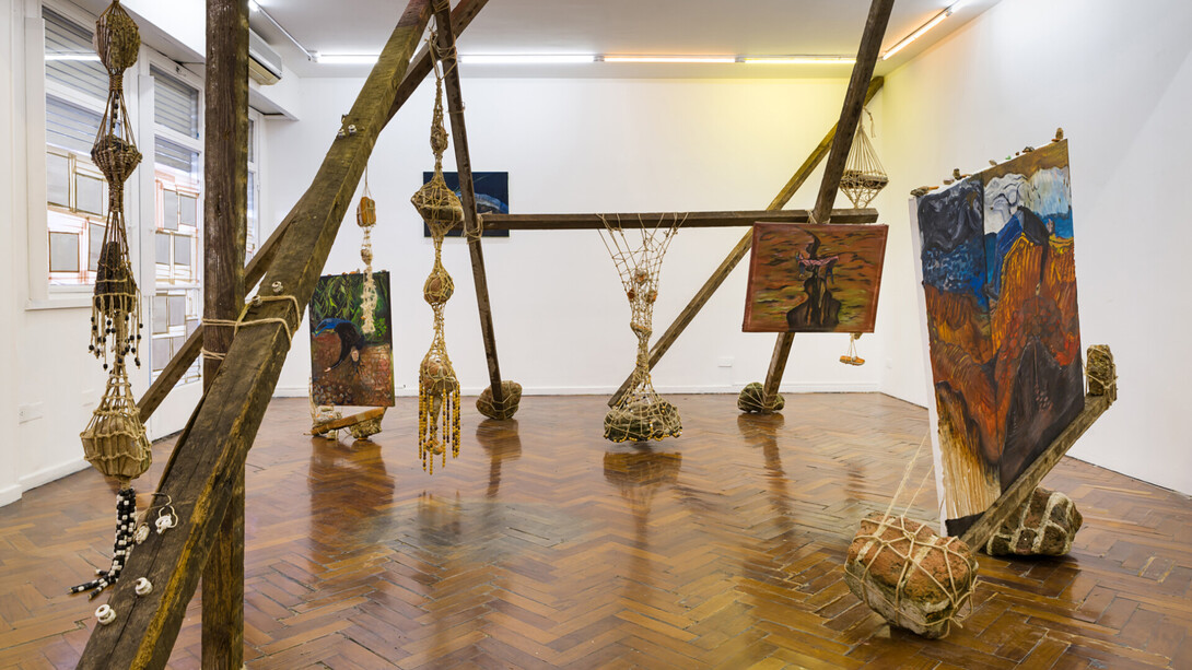 Denise Groesman, Resaca de río, vista de exhibición. Cortesía de la Galería Moria