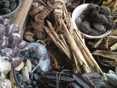 Médecine traditionnelle en Afrique. Le diagnostic d’un trouble peut souvent sembler divinatoire, mais s’appuie sur ces croyances fermes du lien entre le monde tangible et sa contrepartie immatérielle