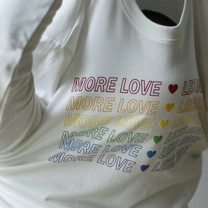 Le tee-shirt à message peut exprimer un sentiment d’appartenance 