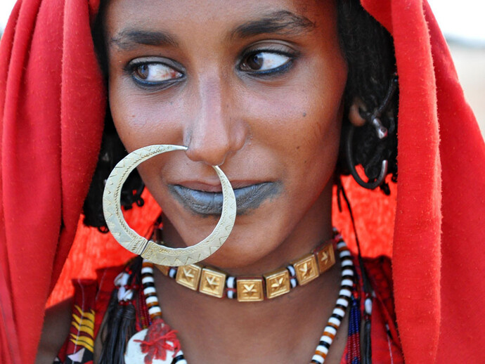 Enikö Nagy, The large golden zumam, a nose ring, underlines the beauty and status of this Kababish nomad woman. In Al Hamrat Al Sheikh