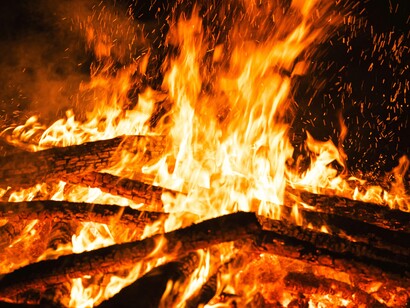 L’addomesticazione del fuoco ha trasformato l’evoluzione umana, permettendo di cuocere il cibo, assimilare meglio i nutrienti e sostenere lo sviluppo del cervello