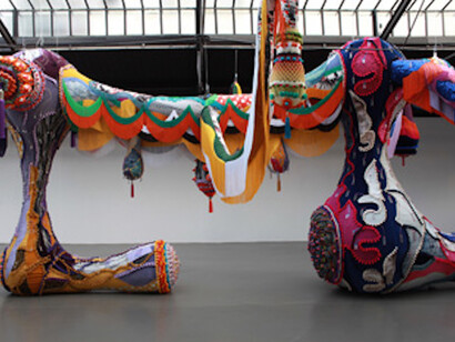 De fil(s) en aiguille(s), Exhibition view. Courtesy of La Patinoire Royale