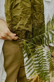 Tecido inspirado na natureza. Um dos pilares da moda sustentável é a utilização de materiais amigos do ambiente. O algodão biológico, o cânhamo e o linho — culturas que consomem menos água e pesticidas — estão em destaque nas colecções desta estação