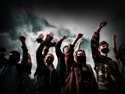 Grupo de ciudadanos alzan el puño en una manifestación en Denver, Colorado, Estados Unidos