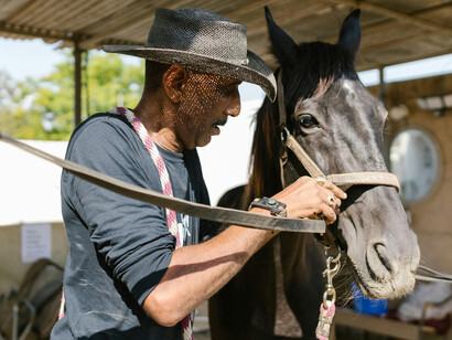 Conhecer a região e entender suas nuances são habilidades essenciais para ser um vaqueiro, algo que a escola não ensina
