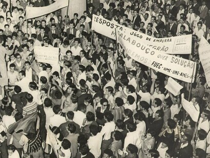 Manifestação estudantil contra a ditadura militar no Rio de Janeiro, Brasil, 1967. Nos últimos anos, o revisionismo histórico tem ganhado espaço no debate público. Frases como “não houve ditadura” ou “a tortura é invenção”, que antes pareciam absurdas, agora ecoam nos discursos de figuras públicas