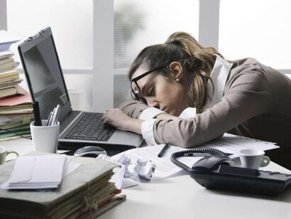 Marta finisce tre ore oltre l'orario, non retribuite, per completare il report 