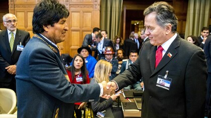 Evo Morales saluda al nuevo canciller de Chile, Roberto Ampuero