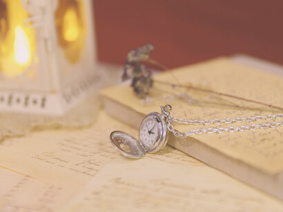 Reloj de bolsillo entre papeles con apuntes