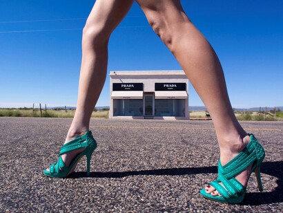 Excursionista en tacones frente a la tienda de Prada en Marfa, Texas
