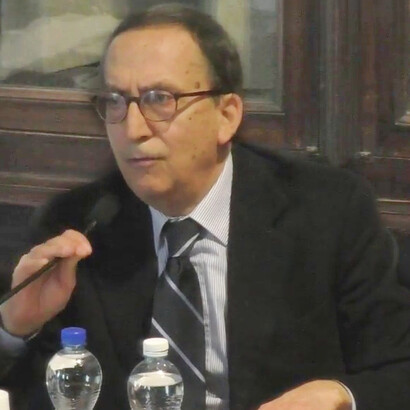 Giovanni Sabbatucci ha saputo analizzare con chiarezza e rigore la storia dell'Italia repubblicana, offrendo uno sguardo lucido sulle dinamiche politiche che hanno plasmato il paese