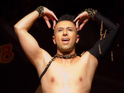 Hombre interpretando la danza del vientre