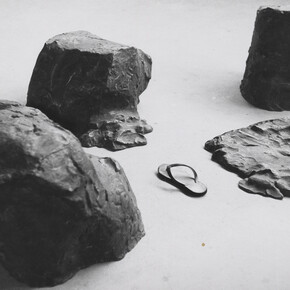 Isamu Noguchi, Lessons of Musokokushi with flip-flop, 1962, © INFGM / ARS. Photo © The Noguchi Museum Archives, 153120 (Niki Ekstrom). Courtesy of White Cube Mason's Yard