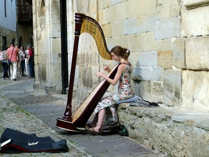 Chica tocando el arpa