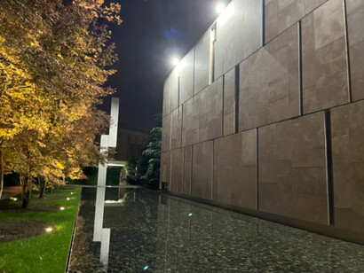 The front fountain at the Barnes Foundation