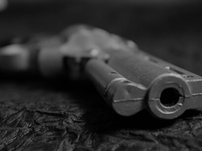 Un cadavere con la pistola ancora in mano