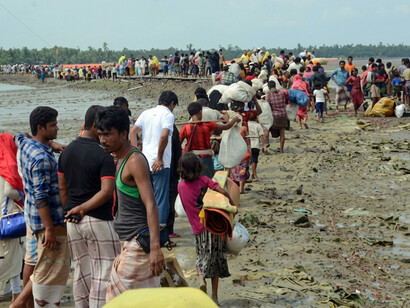 Rohingya refugees arriving in Bangladesh from Myanmar through the border region