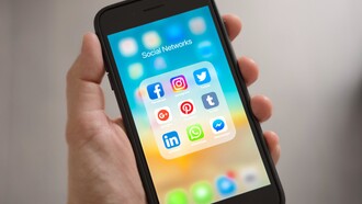 Pessoa segura celular com redes sociais