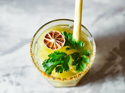 Bebida temperada com coentro. O coentro é um condimento com uma longa tradição nas culinárias do mundo. O fruto é frequentemente usado em caris, salmouras, salsichas, biscoitos, bolos, pães e licores (e.g. curação, gin ou vermute). Em fitoterapia emprega-se como estimulante das secreções digestivas, em situações de flatulência e espasmos intestinais. Atuam ainda como carminativo, diurético, tónico, digestivo, afrodisíaco, etc